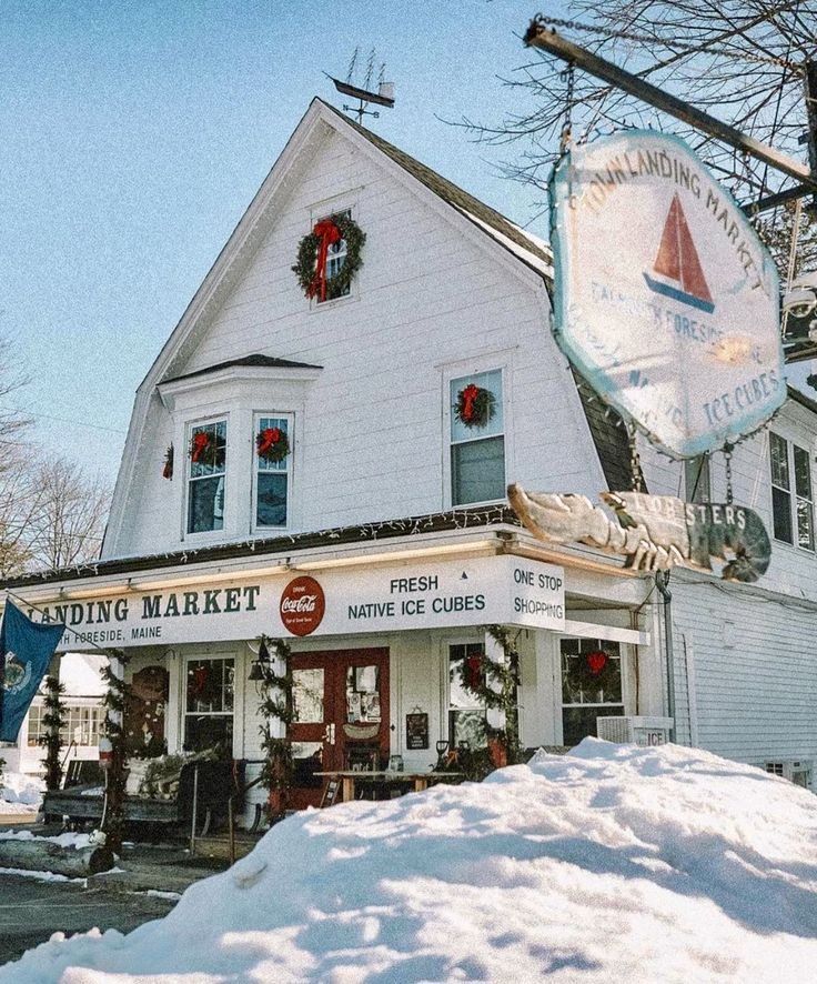 This may contain: a white building with christmas wreaths on the front and sign for diving markt