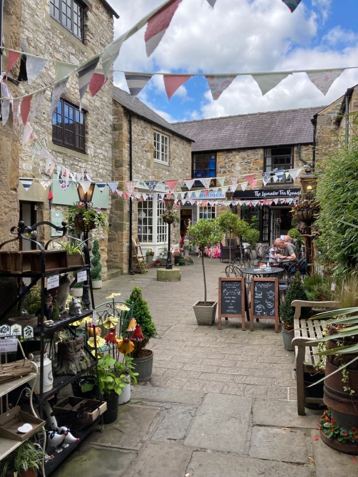 This contains: Bakewell Peak District