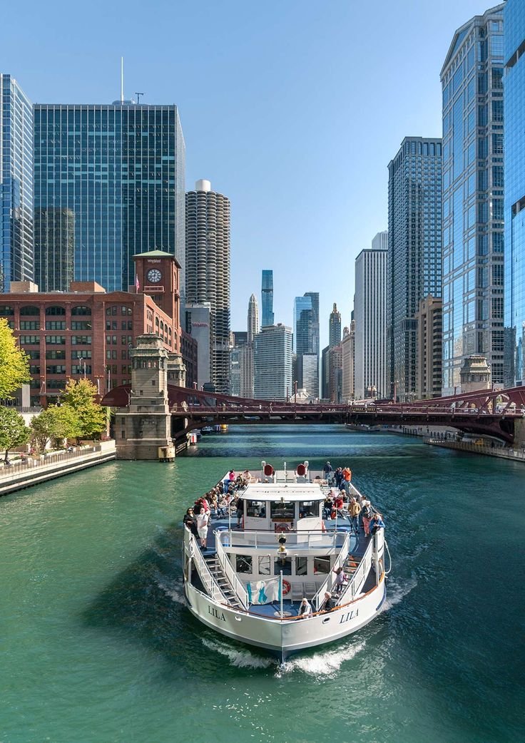 This contains: Bateau, Croisière architecturale, Rivière Chicago, Illinois, États-Unis / Boat, Architectural Cruise, Chicago River, Illinois, USA