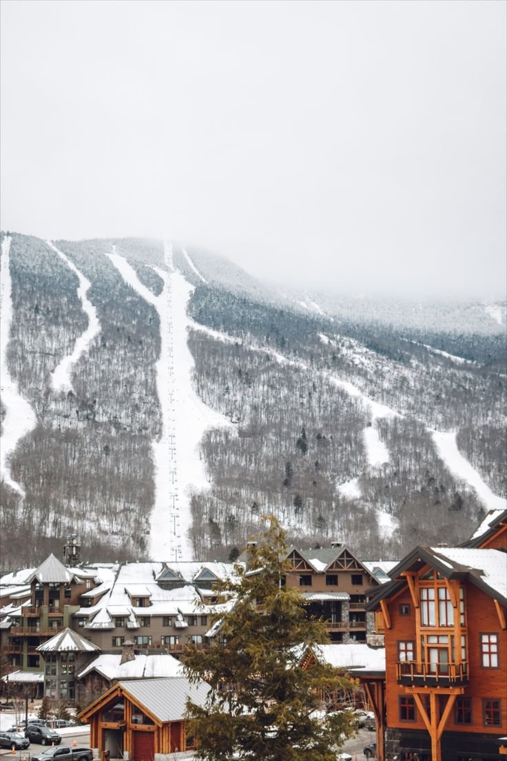 📍views of stowe mountain ski resort in stowe, vermont