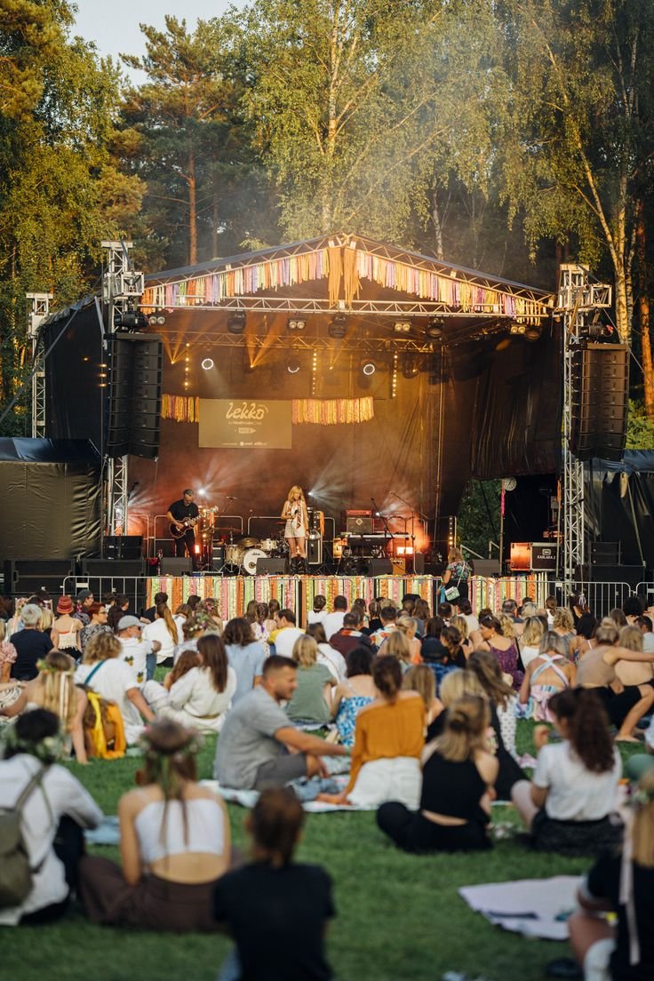 Letnia aura sprzyjała festiwalowiczom, którzy postanowili poczuć się lekko i spędzili zeszłą sobotę w magicznej przestrzeni Cicha 23 w Markach na Festiwalu Lekko 💚 Był to magiczny dzień, który dostarczył nam wielu atrakcji. Od zajęć jogi, paneli dyskusyjnych, plecenia wianków i masaży po lekkie brzmienia unoszące się wprost ze sceny 🍃 Nie brakowało dobrej zabawy, uśmiechów, rozmów i tańca aż do zmierzchu 🌙 Będziemy jeszcze długo wspominać ten letni, ciepły dzień...☺️ #festiwallekko #festiwal 
